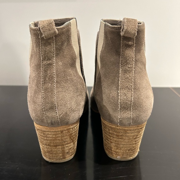 Size 37 suede light tan/grey ankle boot. VINCE - Picture 4 of 5
